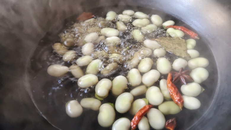 葱油腊味鲜蚕豆,先煮过再炒的蚕豆吃起来会有粉糯的口感。蚕豆如果是那种特别幼嫩的小豆，则可以免去提前煮的环节。