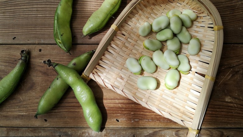 葱油腊味鲜蚕豆,将蚕豆剥去豆荚，豆上的这层泛白的表皮可以不用去掉。