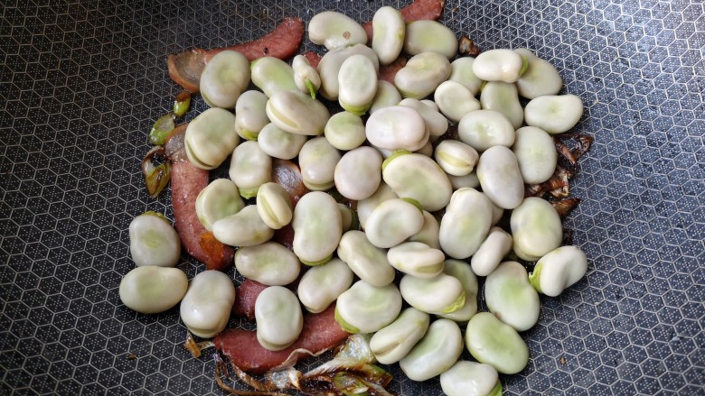 葱油腊味鲜蚕豆,再放煮好的蚕豆。