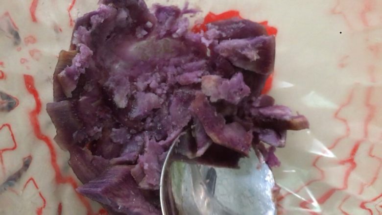紫薯小馒头,用勺子压成泥。