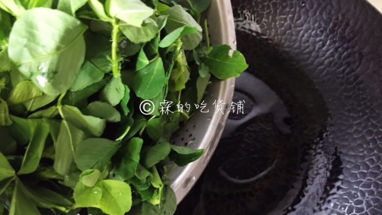 上海本帮菜 草头圈子,锅洗净后，放油，倒入草头。