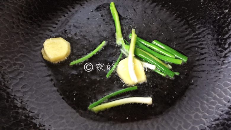 上海本帮菜 草头圈子,先把葱姜放入，煸香。