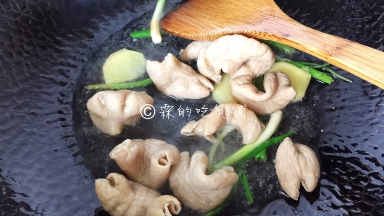 上海本帮菜 草头圈子,再把大肠放入煸炒。
