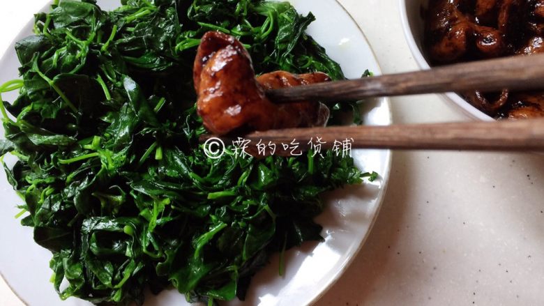 上海本帮菜 草头圈子,最后只要把大肠放到炒好的草头上面就可以了。