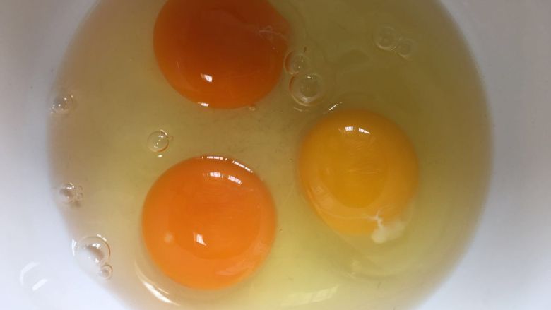 香椿炒鸡蛋,鸡蛋打入碗中