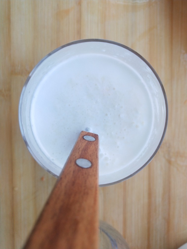 椰香木瓜鲜奶,椰奶粉冲开，用勺子引导奶流入放好木瓜泥的杯中