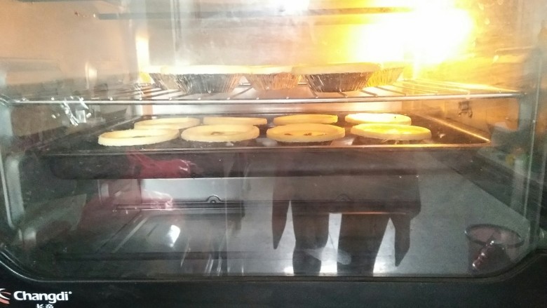 美味蛋挞,烤箱预热上下火180度，中层烤25分钟左右（每个人的烤箱温度都不一样，仅供参考）