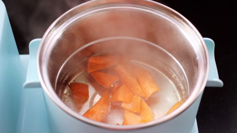 虾酱时蔬炒鹅蛋,东菱早餐机的锅里倒入适量的清水烧开后，放入胡萝卜焯一下水，看见胡萝卜变软后就可以捞出沥干水分备用。