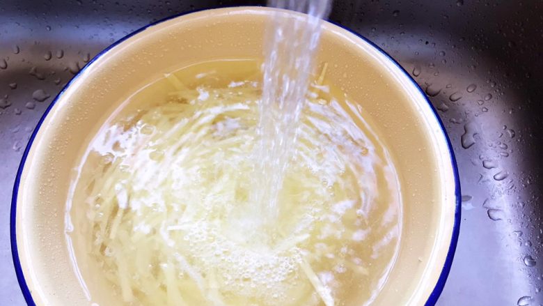 蚝油哈红肠土豆丝,然后用流动水冲洗两三遍，洗掉淀粉质