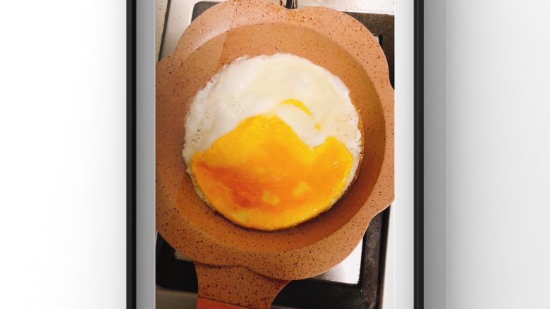 文蛤茄丁鸡蛋饼,先倒入蛋黄站锅的一半留一半，等蛋黄煎好后倒入蛋清煎1分钟即可成型捞出！