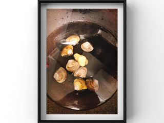 文蛤茄丁鸡蛋饼,文蛤先泡在盐水中泡30分钟以上，让它把沙吐出来之后放入姜水中煮至开壳，一开壳就捞出即可！