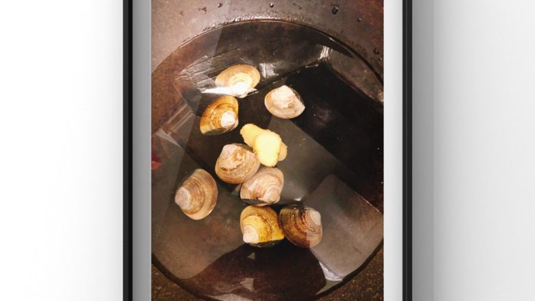 文蛤茄丁鸡蛋饼,文蛤先泡在盐水中泡30分钟以上，让它把沙吐出来之后放入姜水中煮至开壳，一开壳就捞出即可！