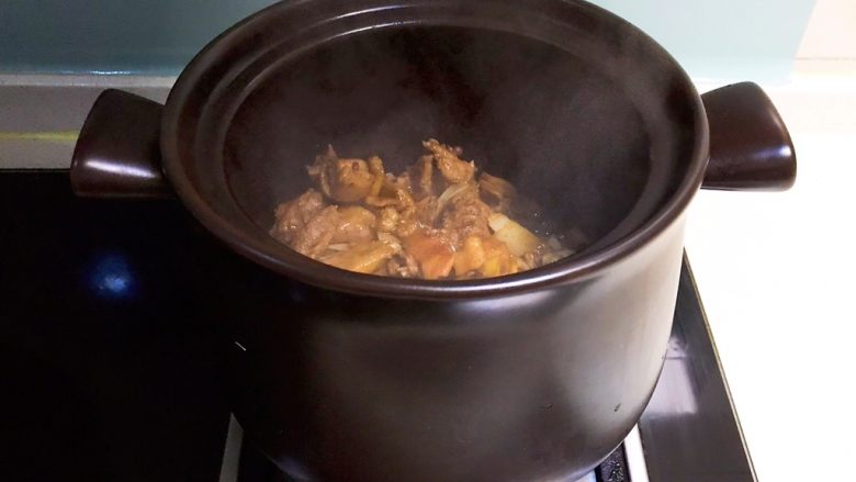 红烧鸭肉,把炒好的老鸭倒入砂锅加入开水，水量没过食材