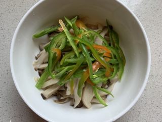 手撕杏鲍菇,码入青椒