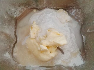 桃花酥,材料A水油皮的所有材料，先液体后粉类，加入面包机，揉面一个程序20分钟；