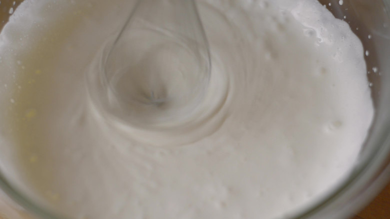 怎么搅拌都不起筋的大米粉戚风蛋糕,全部奶油打发到5分，纹路立即消失的状态。