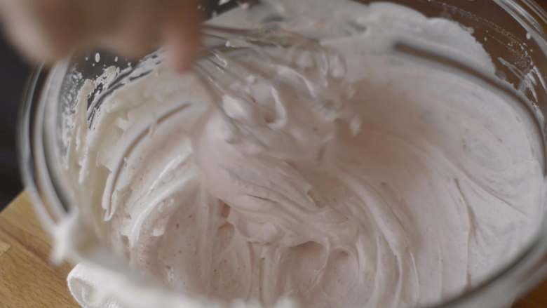 怎么搅拌都不起筋的大米粉戚风蛋糕,剩余的奶油加草莓粉打发到9分。