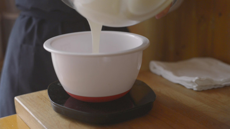 怎么搅拌都不起筋的大米粉戚风蛋糕,分出100g奶盖。