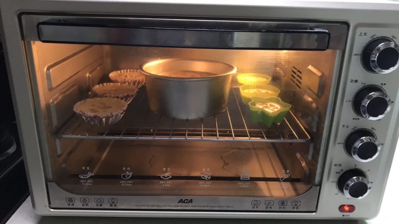 不加一滴水的原味蛋糕,把蛋糕模具放入提前预热好的烤箱里，上下火170W，烤40分钟