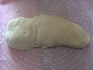 萌萌哒小猪造型肉包,面团发酵两倍大后取出揉几下排气；
