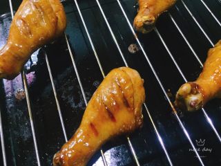 蜜汁香烤鸡腿,将鸡腿从烤箱中端出来，用刷子刷在鸡腿表面