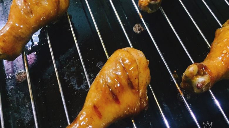蜜汁香烤鸡腿,将鸡腿从烤箱中端出来，用刷子刷在鸡腿表面