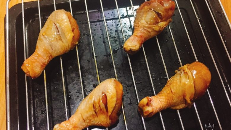 蜜汁香烤鸡腿,将腌好的鸡腿码放在烤架上