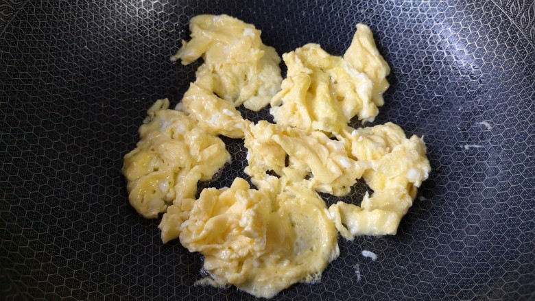 洋葱木耳炒鸡蛋#吃出好身材#,锅中适量油烧热倒入蛋液，炒散盛出备用。