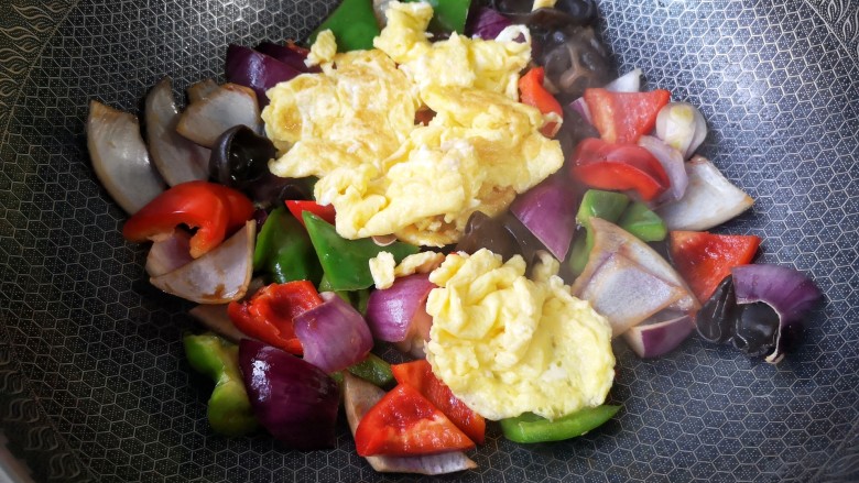 洋葱木耳炒鸡蛋#吃出好身材#,加入炒好的鸡蛋，翻炒均匀。