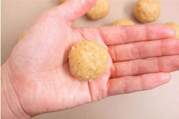 燕麦饼干,用手掌搓成若干个小丸子状；