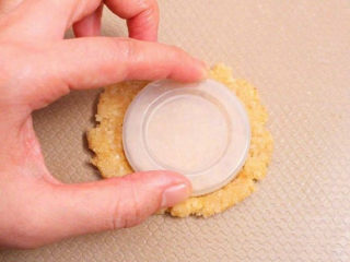 燕麦饼干,用手掌按压成饼形，这里是用瓶盖凹了一个比较圆的饼干造型；