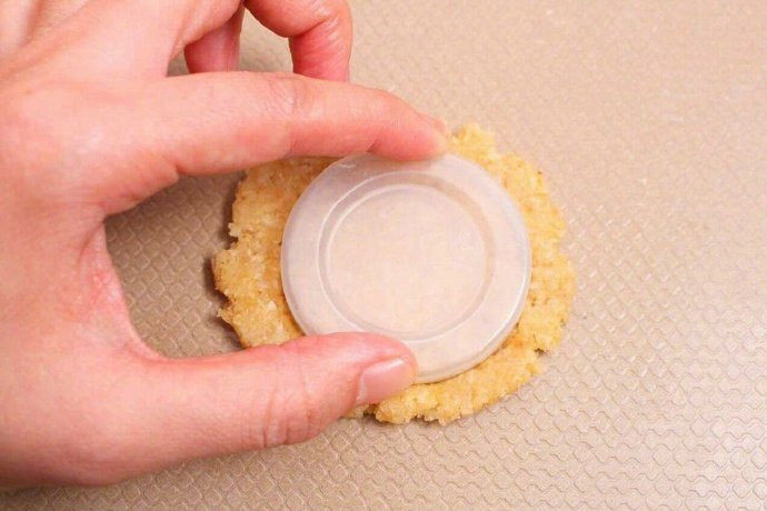 燕麦饼干,用手掌按压成饼形，这里是用瓶盖凹了一个比较圆的饼干造型；