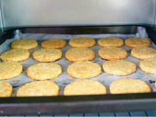 燕麦饼干,烤箱提前预热5-10分钟，中上层160度，烤25分钟左右；