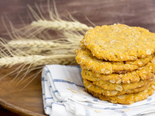 燕麦饼干,取出晾凉，营养健康的小点心就做好了。