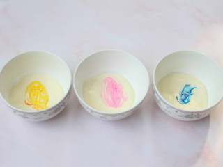 萌萌的酸奶慕斯,将原色慕斯液分为几分，分别加入一滴食用色素，想做什么颜色的就加什么颜色的色素
