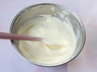 萌萌的酸奶慕斯,将酸奶吉利丁的混合液倒入打发的淡奶油中，翻拌均匀，原色的慕斯液就做好了