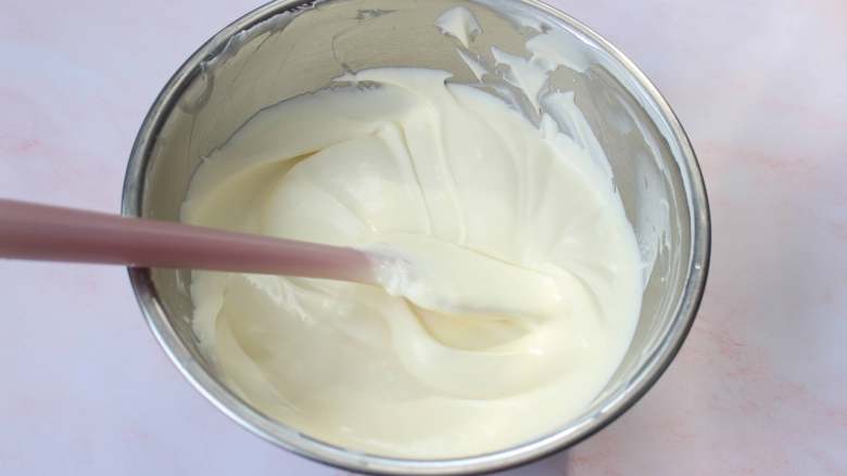 萌萌的酸奶慕斯,将酸奶吉利丁的混合液倒入打发的淡奶油中，翻拌均匀，原色的慕斯液就做好了