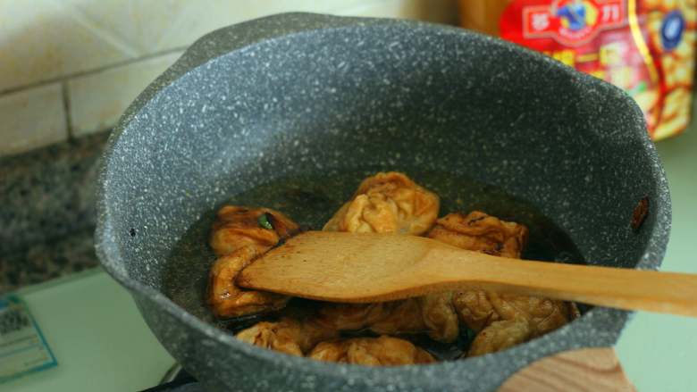 虾仁面筋,加入高汤或清水