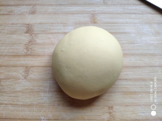 土豆造型豆沙包(馒头),将面团反复揉至光滑，盖上保鲜膜防止表面干裂。
