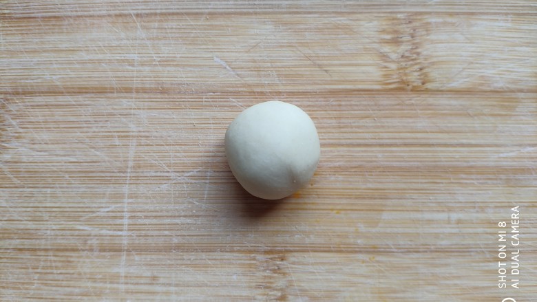 土豆造型豆沙包(馒头),和好的白面团揉匀，用保鲜膜盖好。
