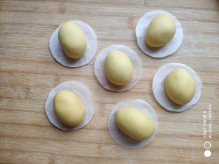 土豆造型豆沙包(馒头),把所有黄面团都搓成不同的椭圆形，可根据平时土豆的形状来整形。