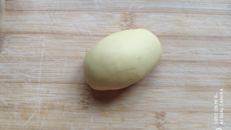 土豆造型豆沙包(馒头),然后用手轻轻搓成椭圆状，