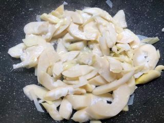 芥菜炒笋,把笋倒入翻炒一下，加入5克蚝油翻炒均匀，盖上盖子焖3分钟。