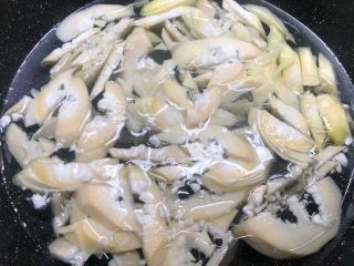 芥菜炒笋,锅里放入半锅水烧开，把甜笋放入焯烫1分钟，焯好捞起来沥干水待用。