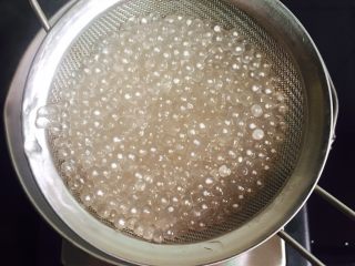 芒果西米露,用滤网筛捞起用凉水反复冲洗，洗掉粘稠物质