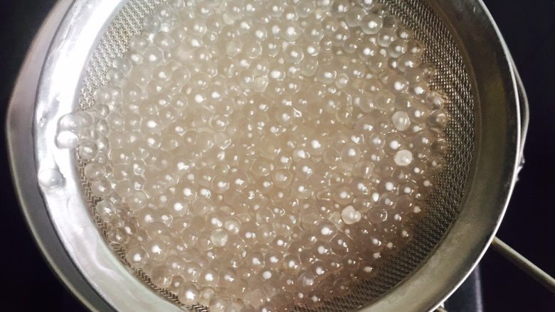 芒果西米露,用滤网筛捞起用凉水反复冲洗，洗掉粘稠物质