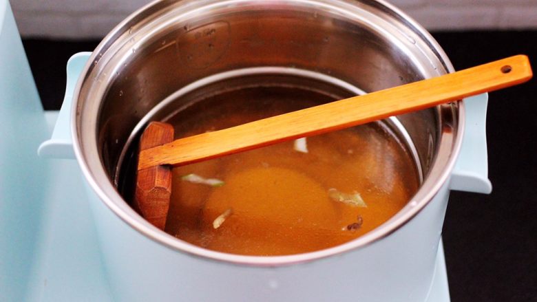 茼蒿羊肉卤味面,汤锅里加入适量的清水，把烧好的葱姜肉汤倒入锅中。