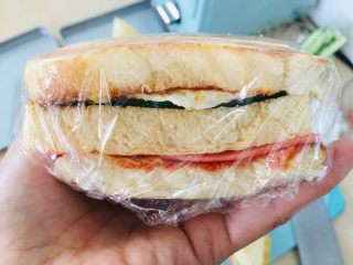 自制三明治,用保鲜膜包裹起来。