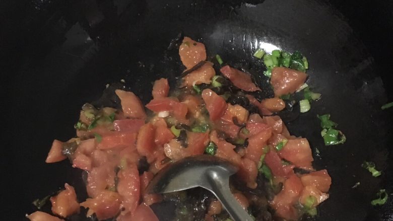 西红柿豆腐鸡蛋汤,放油放入葱蒜爆香（要留一点）放入番茄木耳上海青爆炒放盐