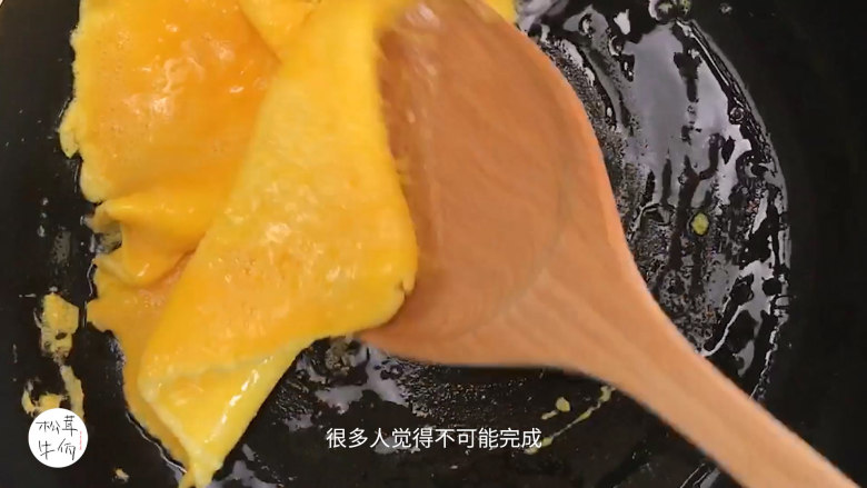 视频｜鸡蛋番茄松茸菌汤｜牛佤松茸食谱,热锅下油，把鸡蛋煎一煎，盛起。